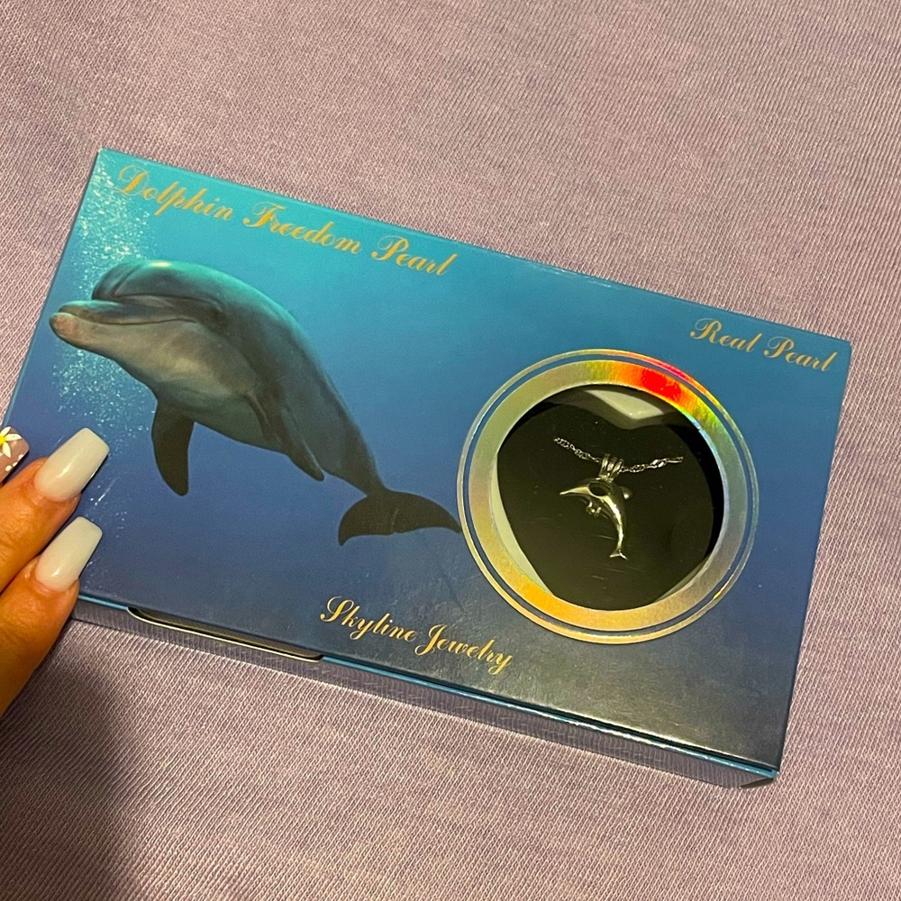 Dolphin freedom pearl necklace
